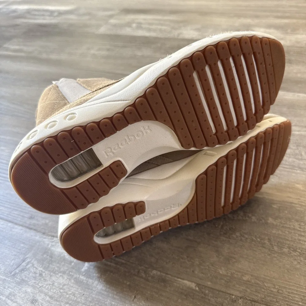 Reebok Women's Tan/Beige Ers Deluxe Chelsea Shoes SLIP ON BOOTS BOOTIES Size 9